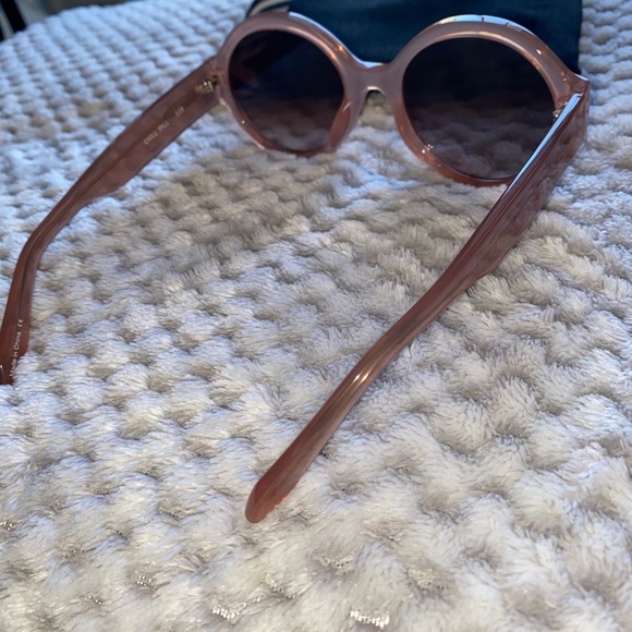 Authentic Quay Sunglasses Chill Pill in Rose - Picture 7 of 9